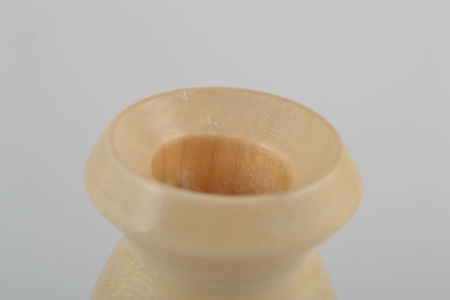 Candelero de madera hecho a mano tallado barnizado para una vela foto 4