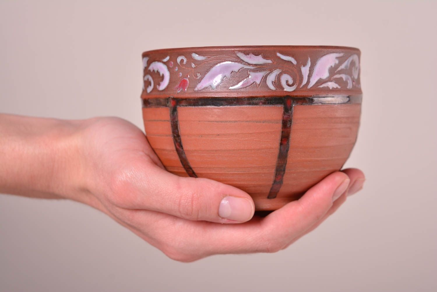 Ciotola in ceramica fatta a mano ciotola decorativa con ornamento bello
 foto 2