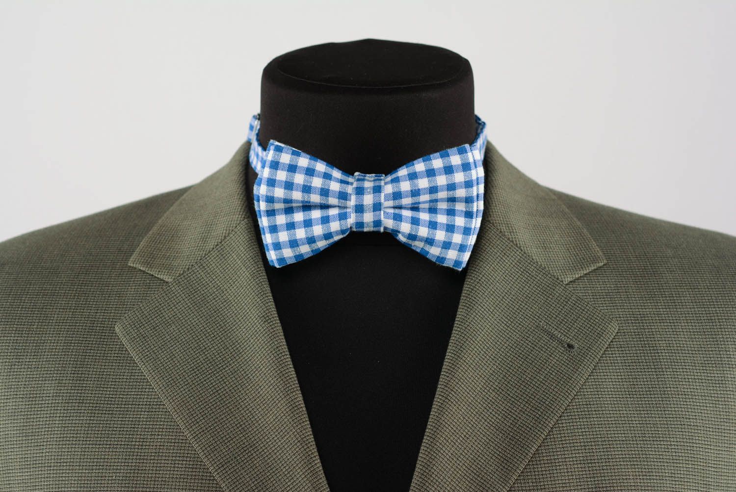 White and blue checkered bow tie photo 2