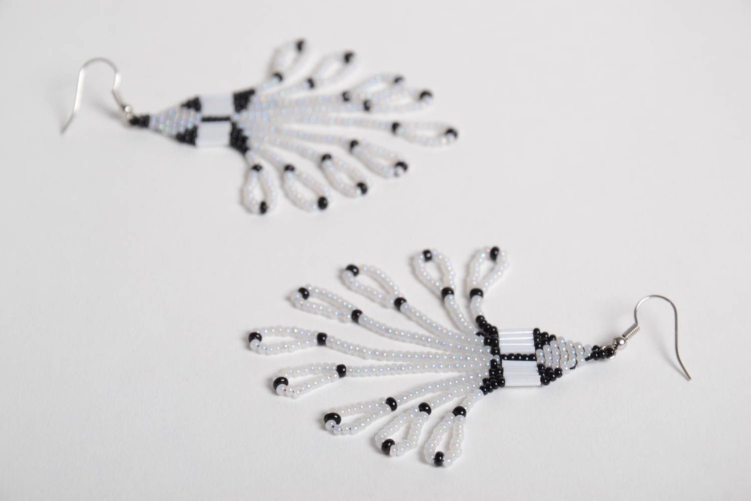 Schwarz weiße Gehänge Ohrringe aus Glasperlen mit Franse künstlerisch Handarbeit foto 4