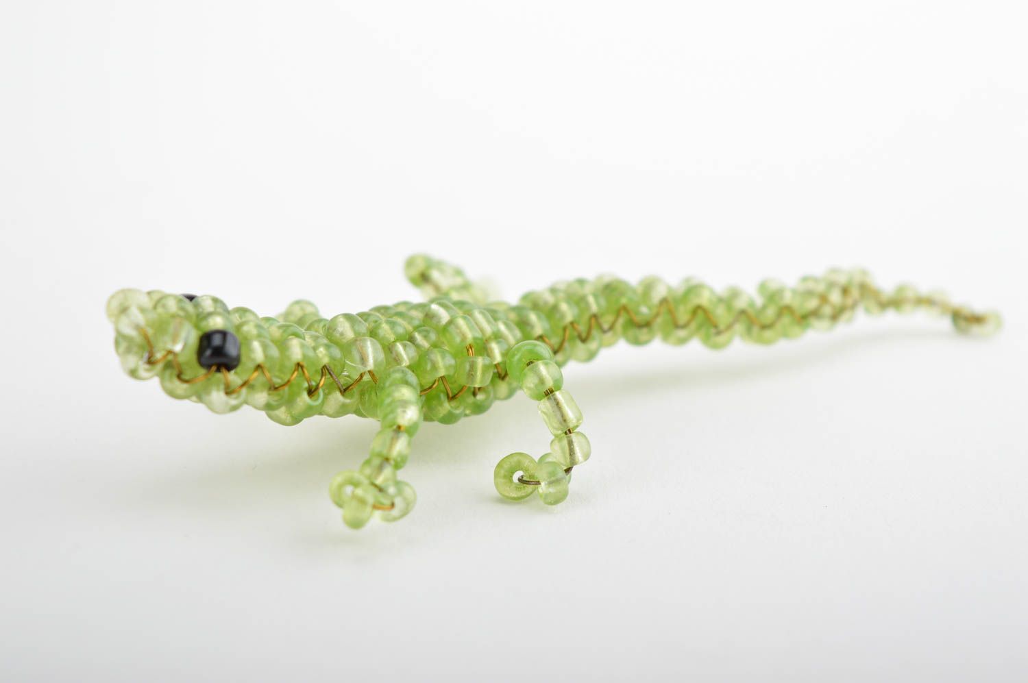 Статуэтка из бисера ручной работы зеленая ящерица из бисера фигурка из бисера фото 5