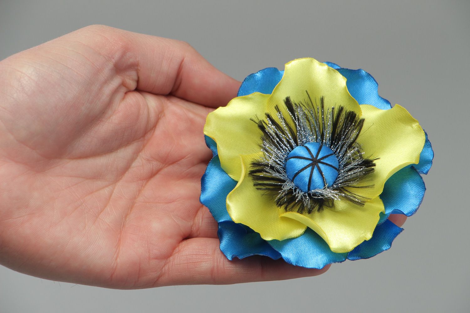 Blau gelbe Blumen Brosche Haarspange aus Atlas in Form eines Mohns foto 4