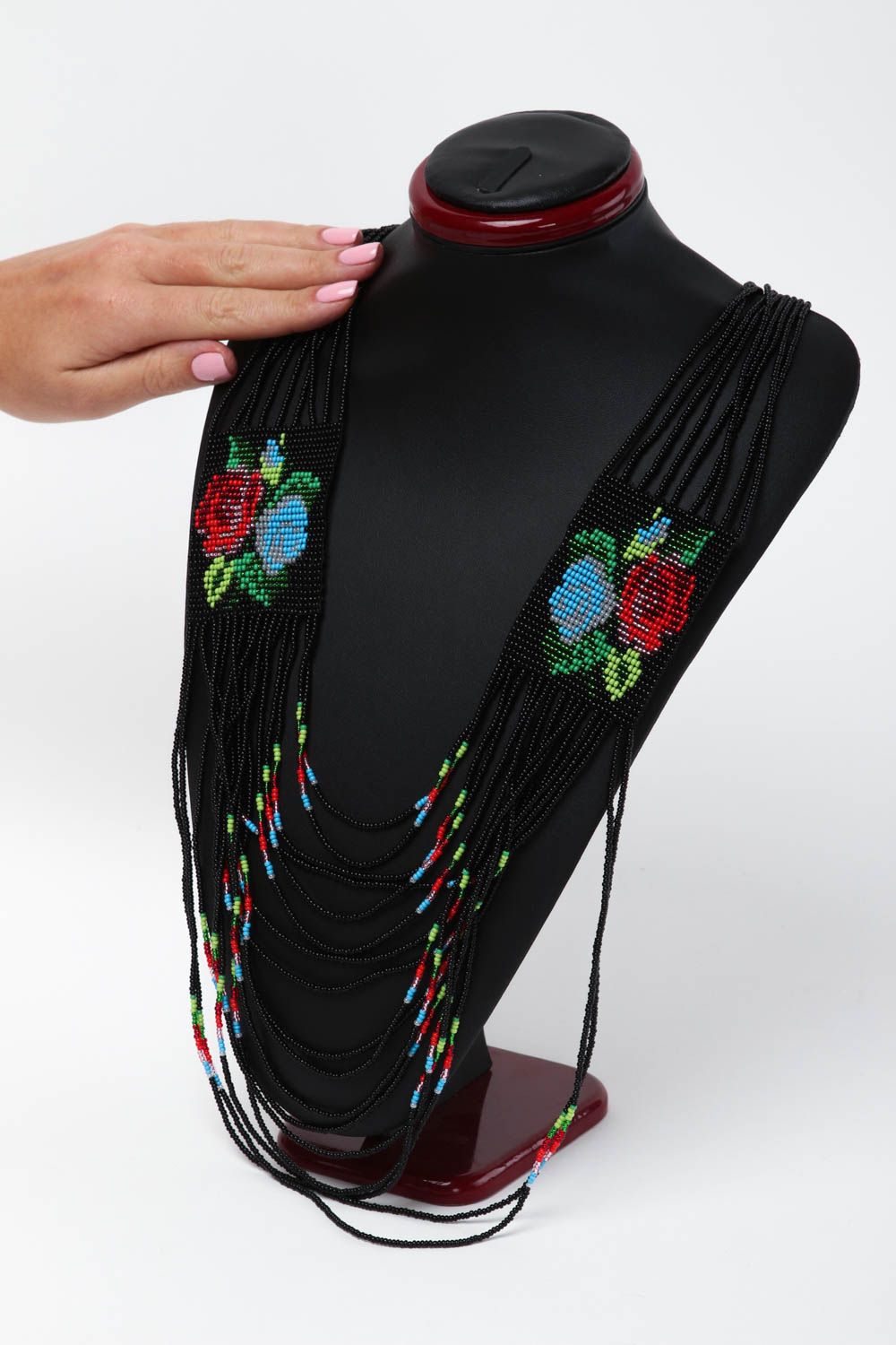 Колье из бисера украшение ручной работы гердан из бисера черный с цветами фото 5