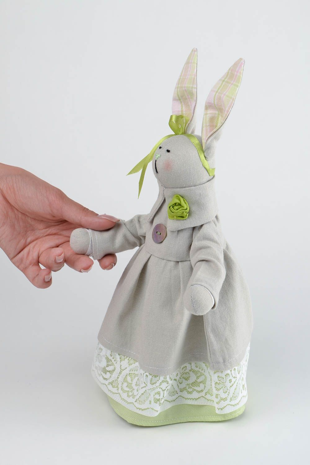 Handgemachtes schönes Kuscheltier Hase im Kleid Geschenke für Kinder Haus Deko foto 2