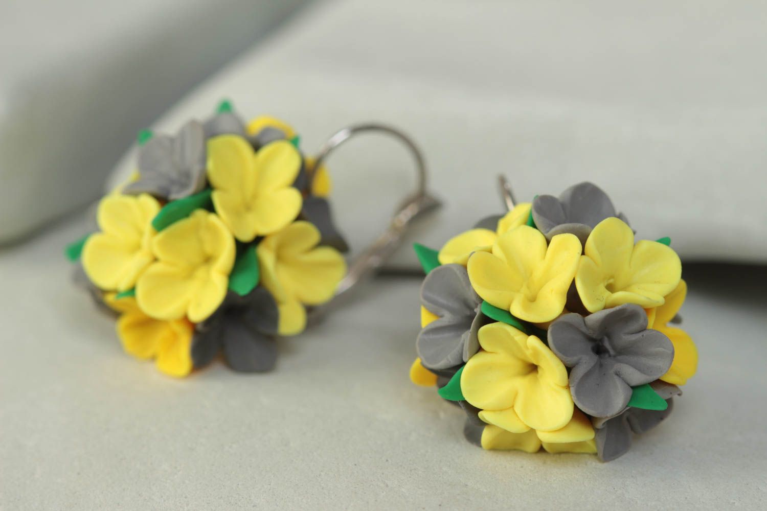 Originelle schöne zarte Blumen Ohrringe aus Polymerton gelb grau Handarbeit foto 1