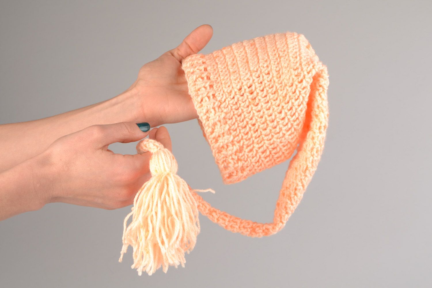 Joli bonnet bébé couleur pêche original au crochet avec pompon fait main photo 2