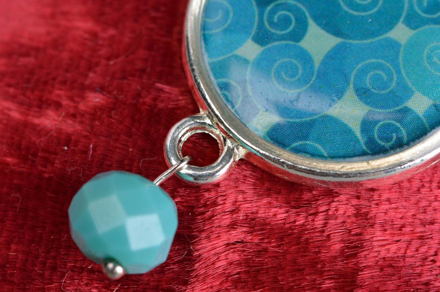 Blaue schöne handmade Ohrringe mit Muster im Juwelharz in Decoupage Technik foto 3