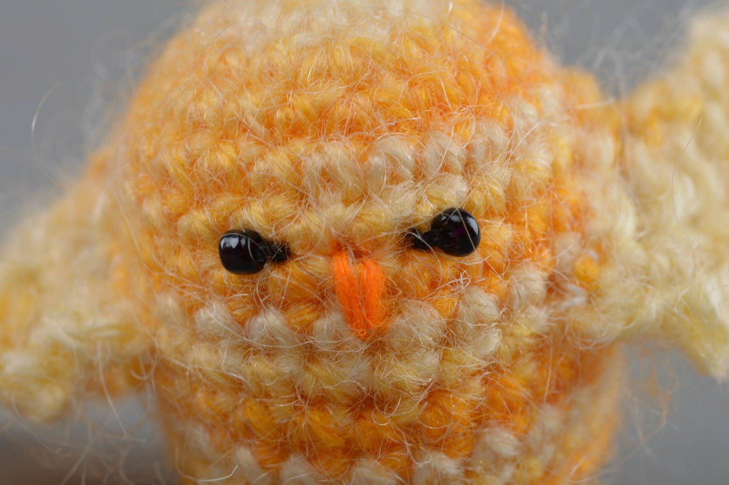 Jouet tricoté original fait main petit pour enfant en forme de poulet jaune photo 2