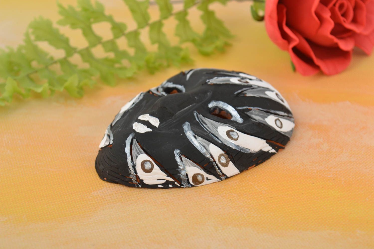 Petit magnet masque de carnaval noir en céramique peint fait main pour frigo photo 1