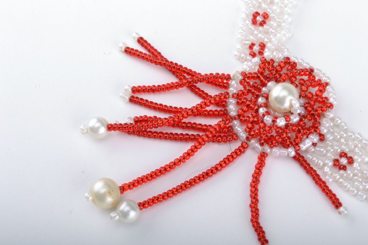 Rot weißes Collier aus Perlen  foto 2
