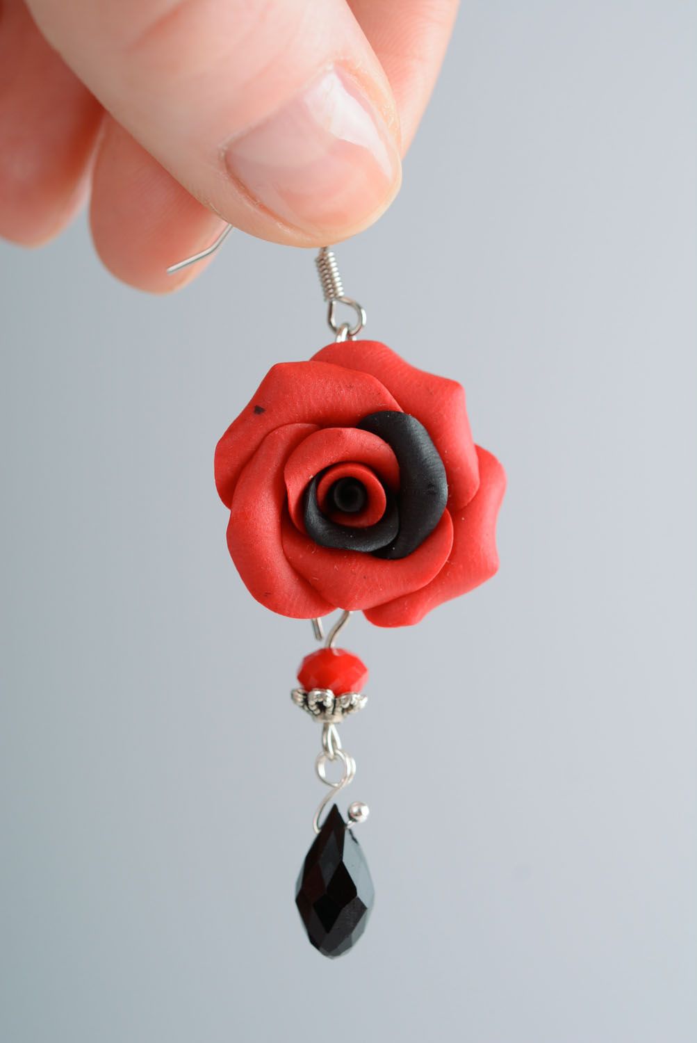 Boucles d'oreilles pendantes faites main Rose rouge photo 4