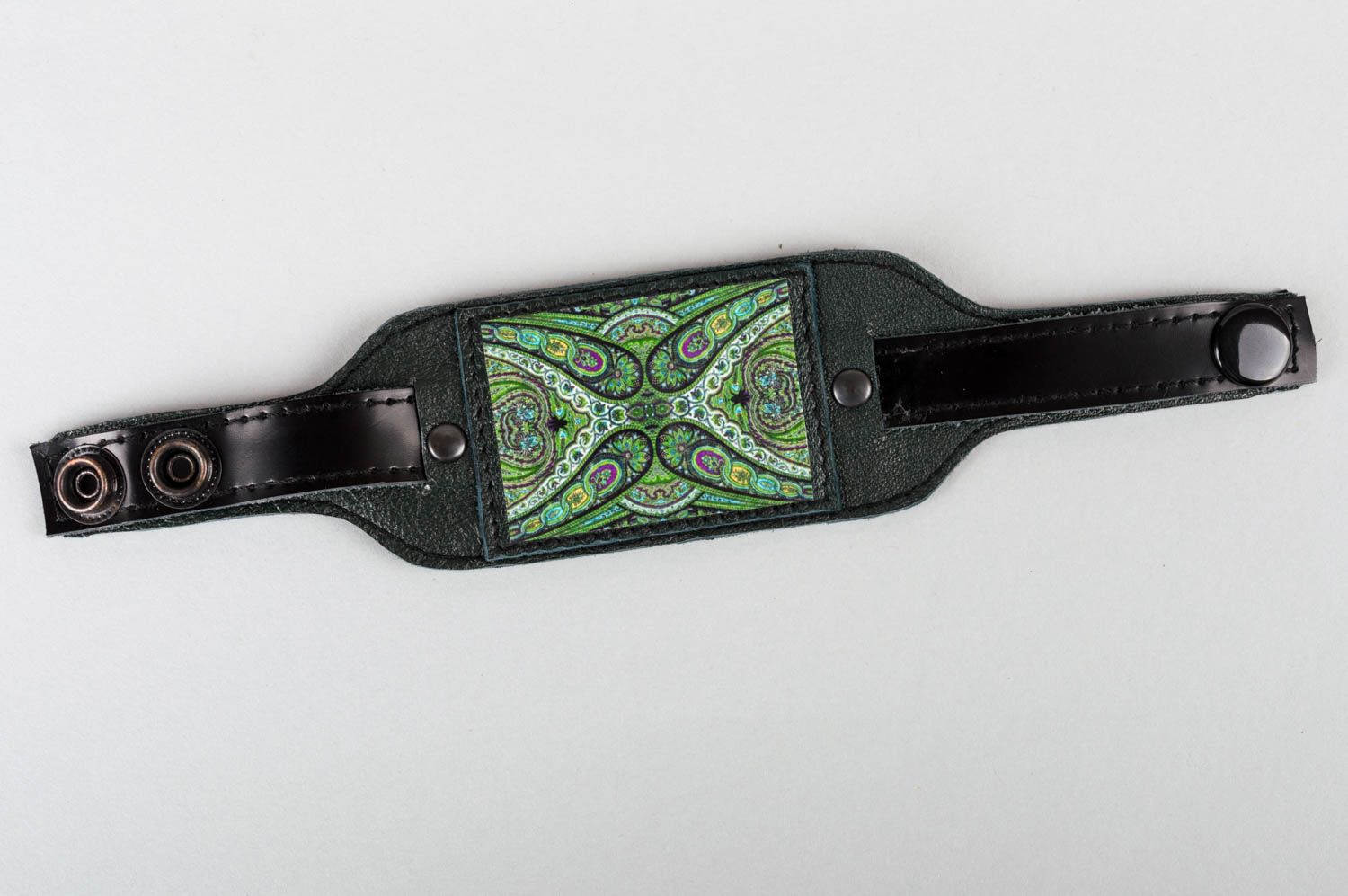 Bracelet en cuir naturel noir avec motifs verts fait main boutons-pression photo 2