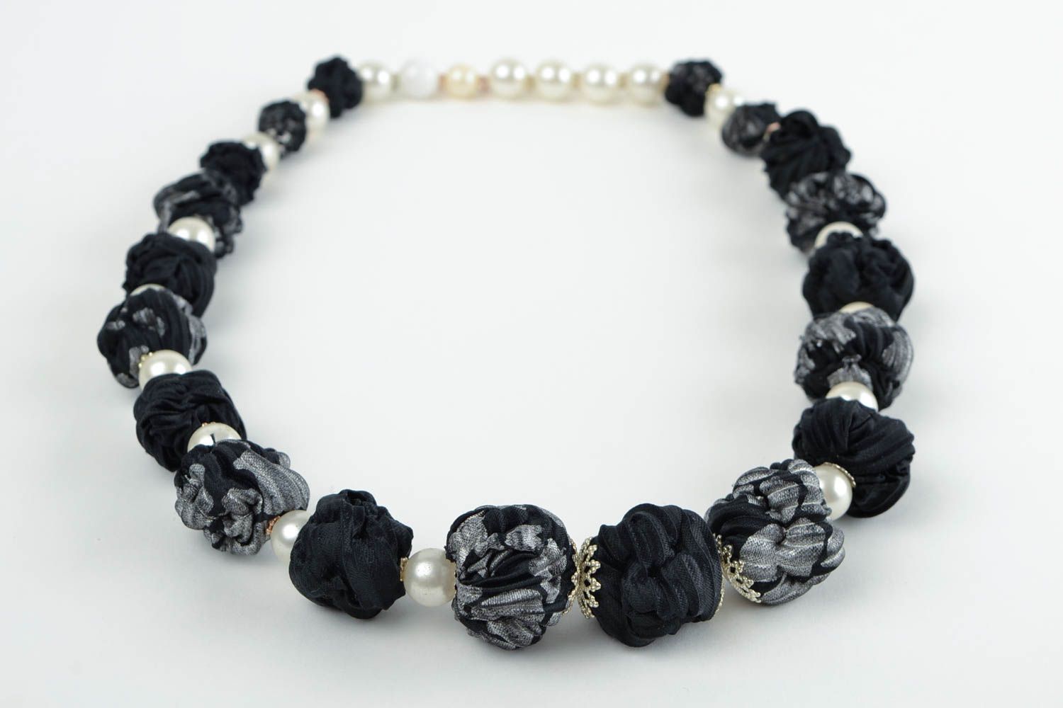 Gros collier Bijou fait main noir en soie avec perles fantaisie Cadeau femme photo 3