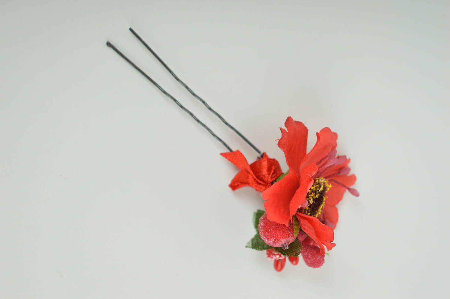 Épingle à cheveux fleur rouge faite main en métal Accessoire pour femme photo 3