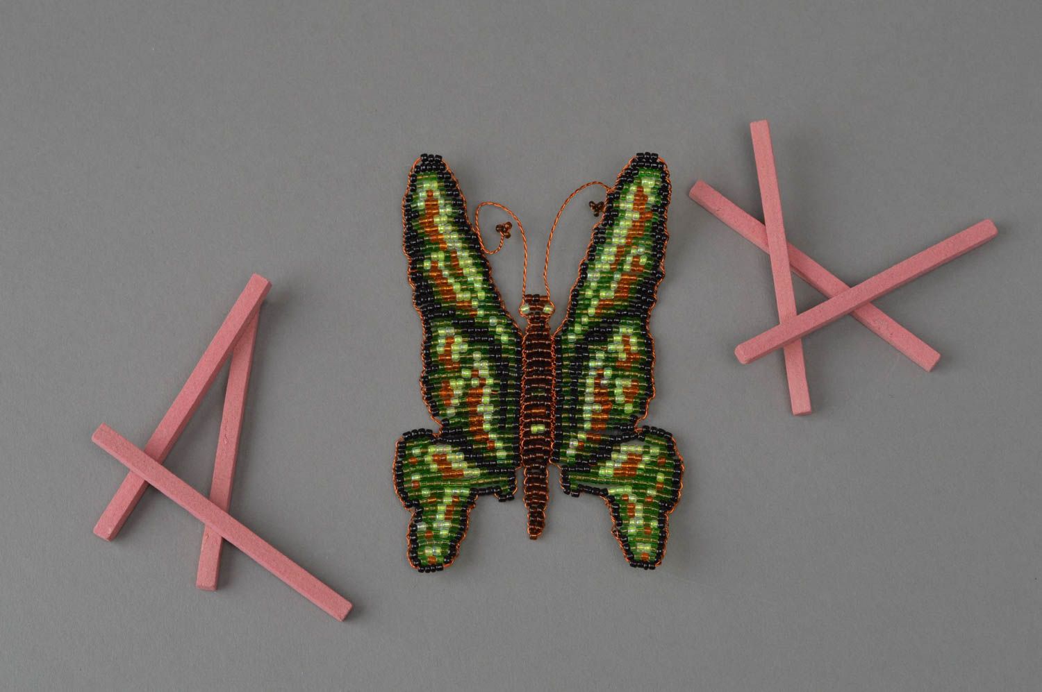 Magnet en perles de rocaille décoratif fait main en forme de papillon vert photo 1