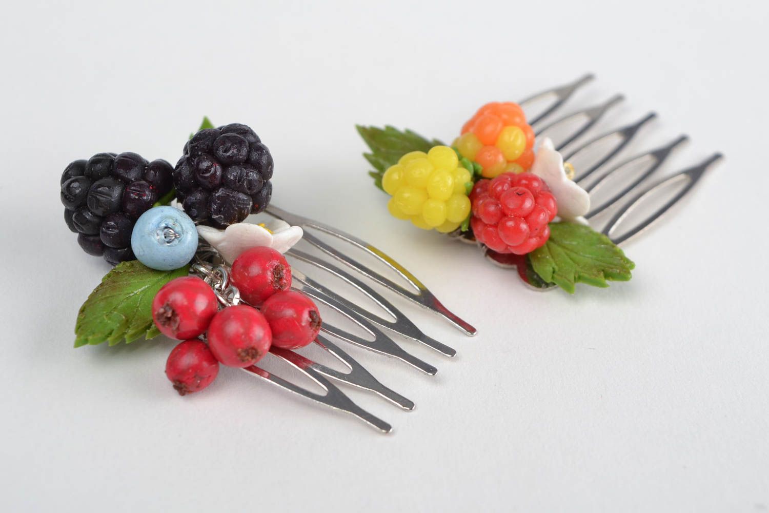 Гребни для волос с ягодами из полимерной глины набор 2 штуки ручной работы фото 4