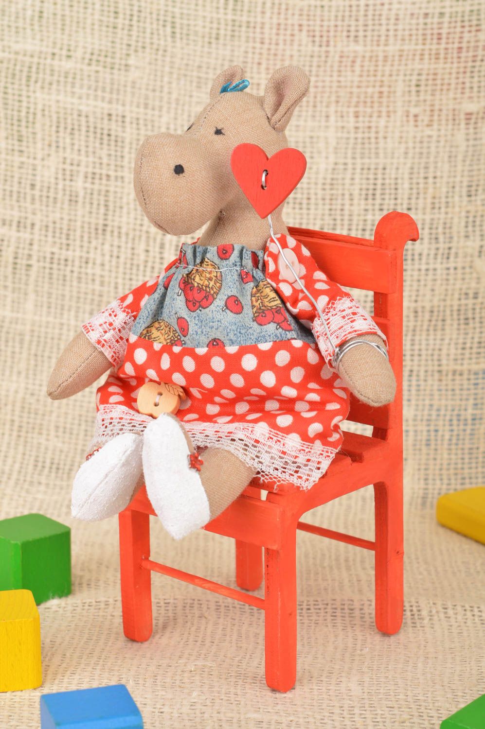 Интерьерная игрушка из хлопка ручной работы Бегемотик в платье на красном стуле фото 1