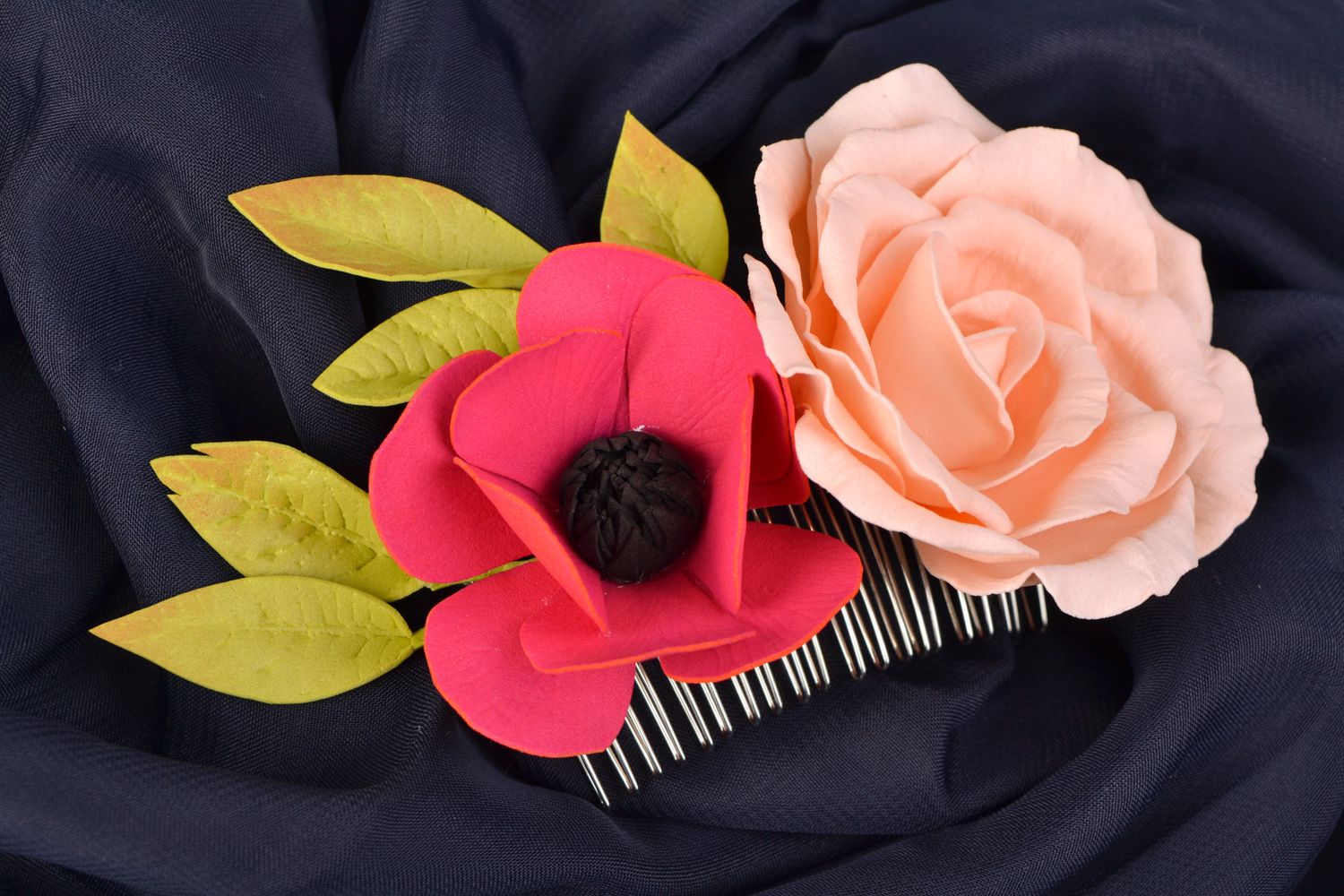 Peineta para el pelo hecho a mano de metal con flores artificiales de fom rosadas foto 1