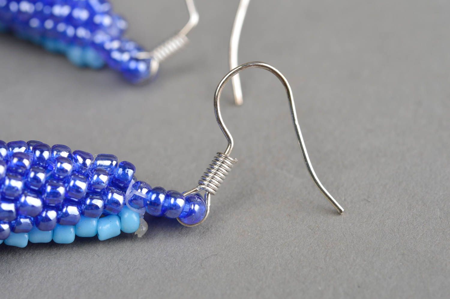 Handmade geflochtene Glasperlen Ohrringe mit Anhängern in Blau und Dunkelblau foto 4