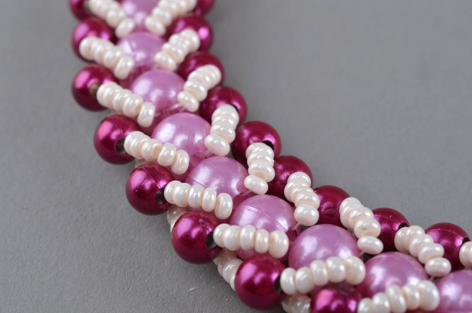 Collier en perles de rocaille et perles fantaisie fait main teintes roses photo 3
