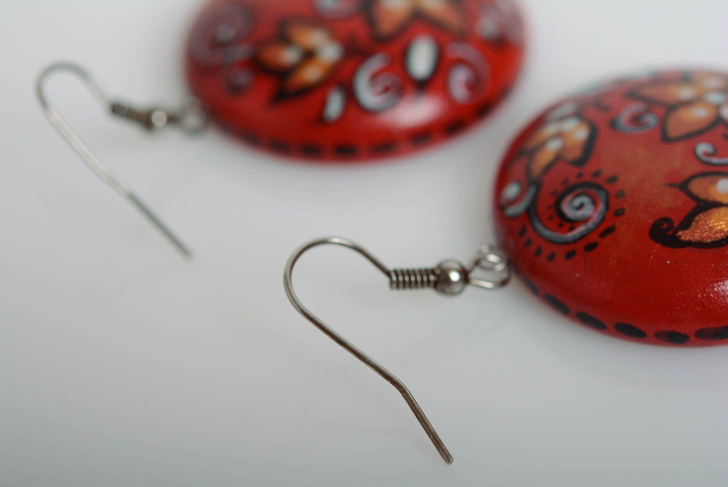 Originelle bemalte rote Ohrringe mit Anhängern aus Holz künstlerische Handarbeit foto 4