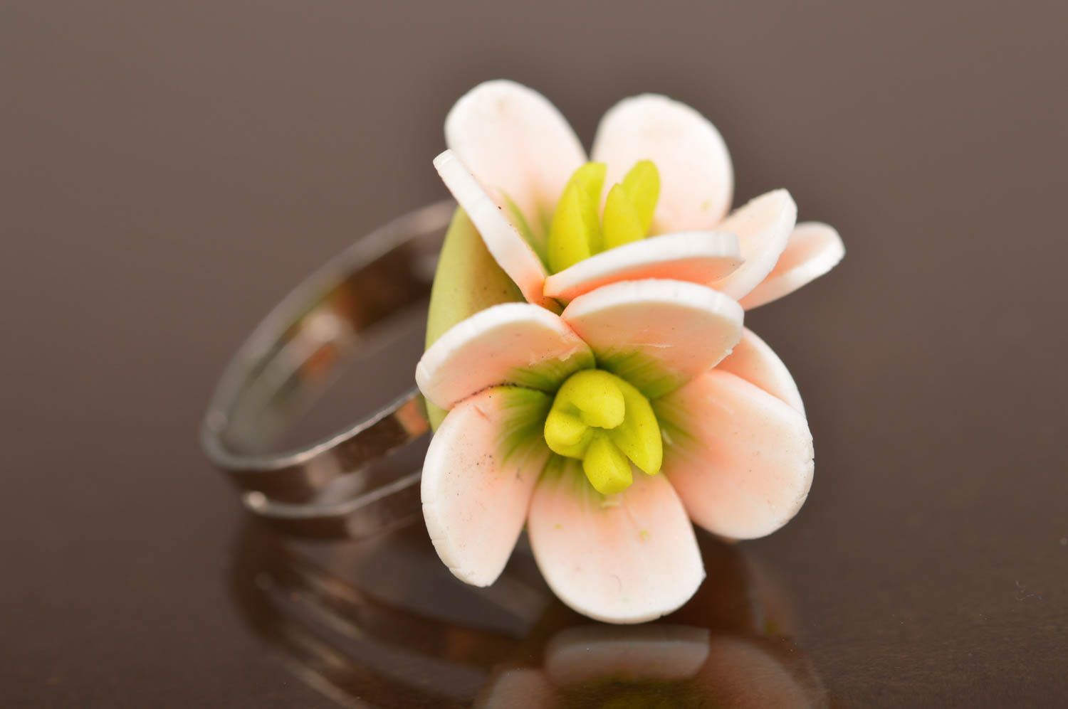 Handgemachter Ring mit Blume aus Polymerton mit regulierbarer Größe für Frauen  foto 3