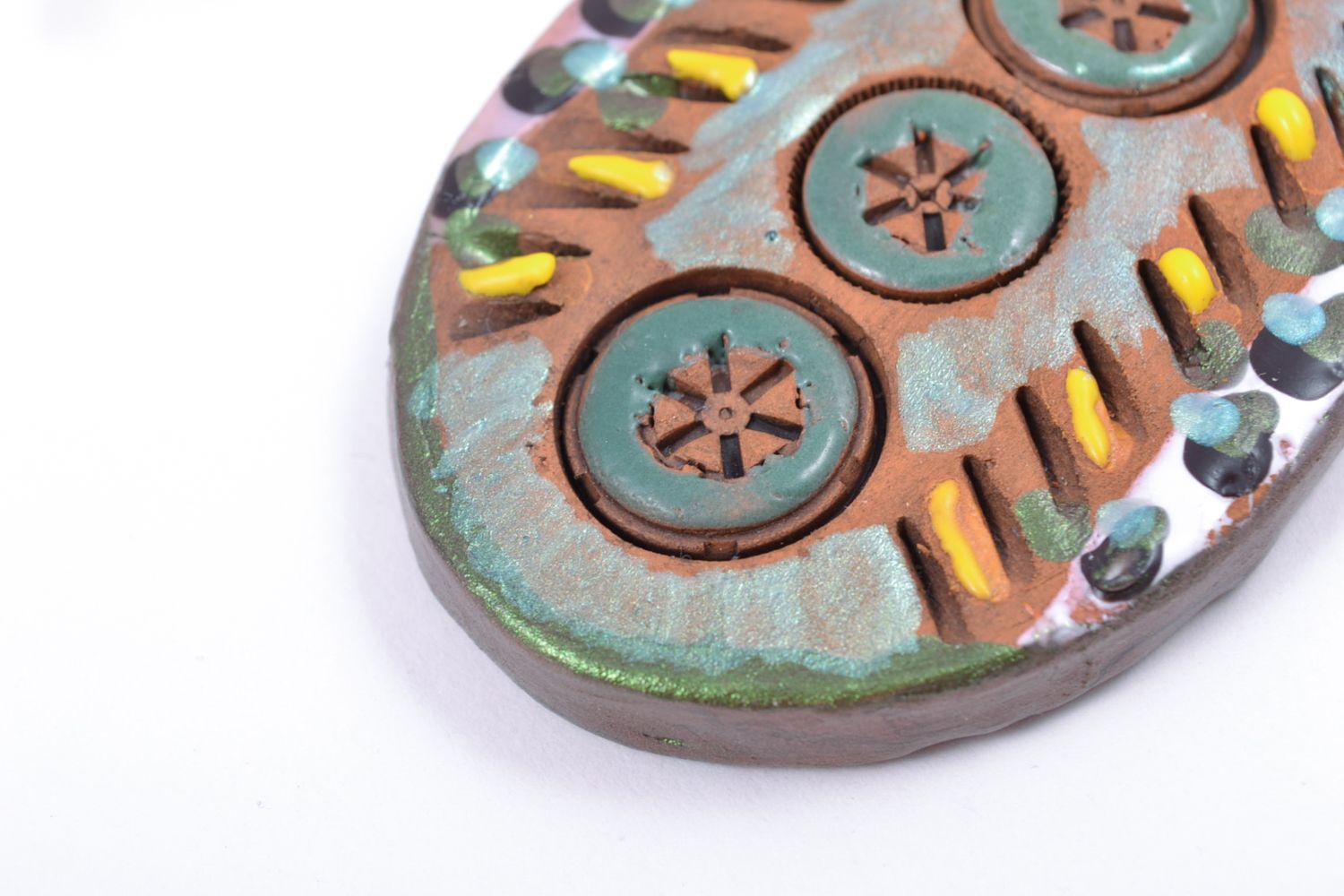 Porte-clefs en terre cuite ovale à motif peint de couleurs acryliques fait main photo 3