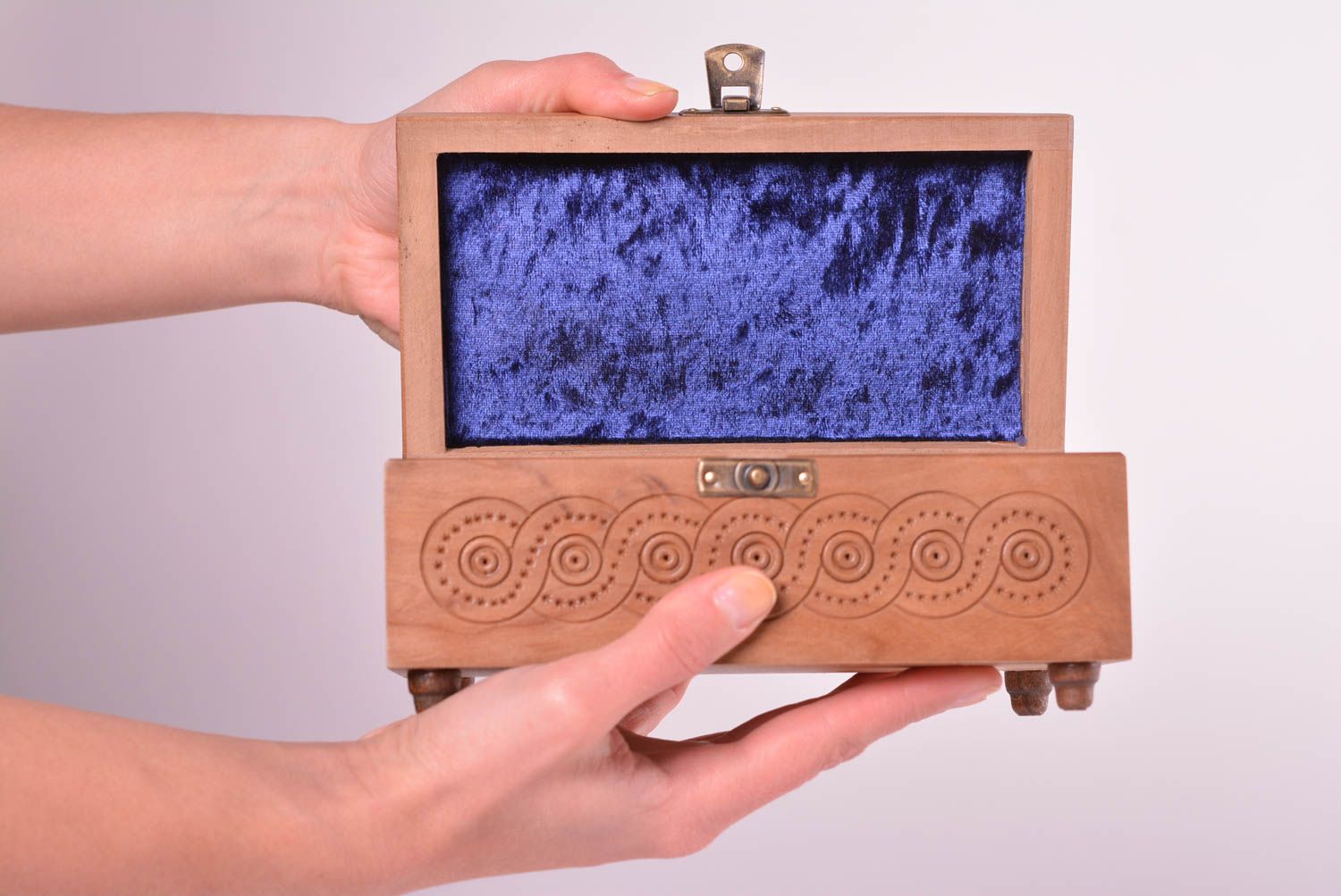 Scatola di legno fatta a mano cofanetto intagliato scrigno per gioielli foto 3