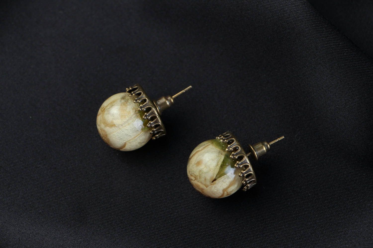 Stud earrings with roses in epoxy resin photo 2