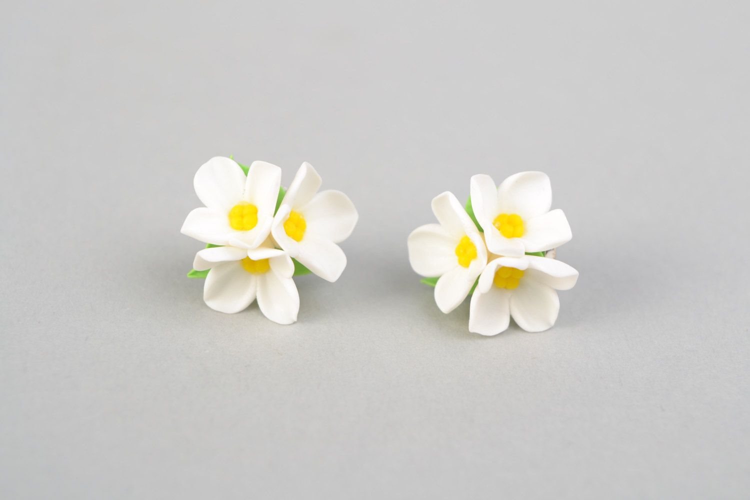 Handmade Ohrstecker aus Polymerton mit Blumen in Weiß Geschenk für Frauen foto 3