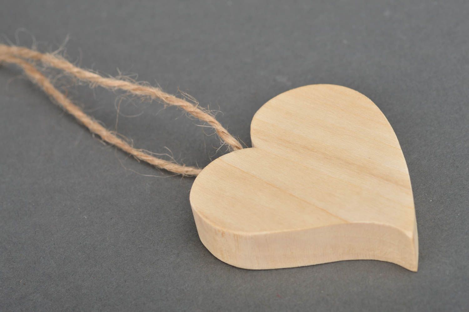 Coeur en bois à suspendre fait main petit écologique à décorer et peindre photo 2