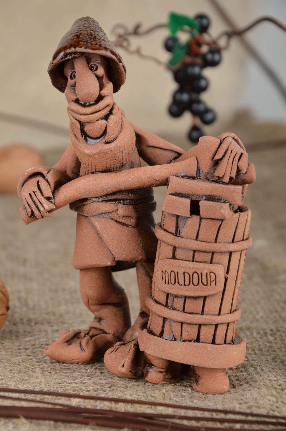 Декоративная глиняная фигурка с росписью глазурью ручной работы Мужичок фото 1