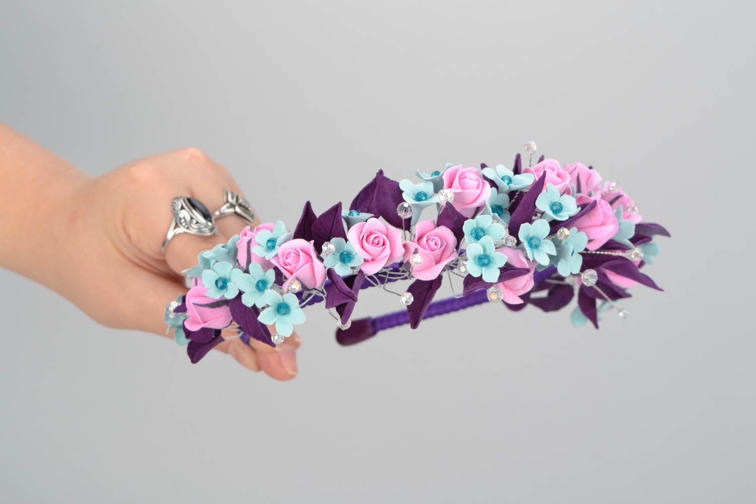La corona de flores violetos foto 2