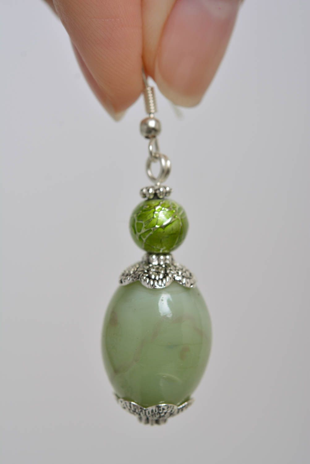 Boucles d'oreilles en perles céramiques vertes faites main pendantes design photo 4