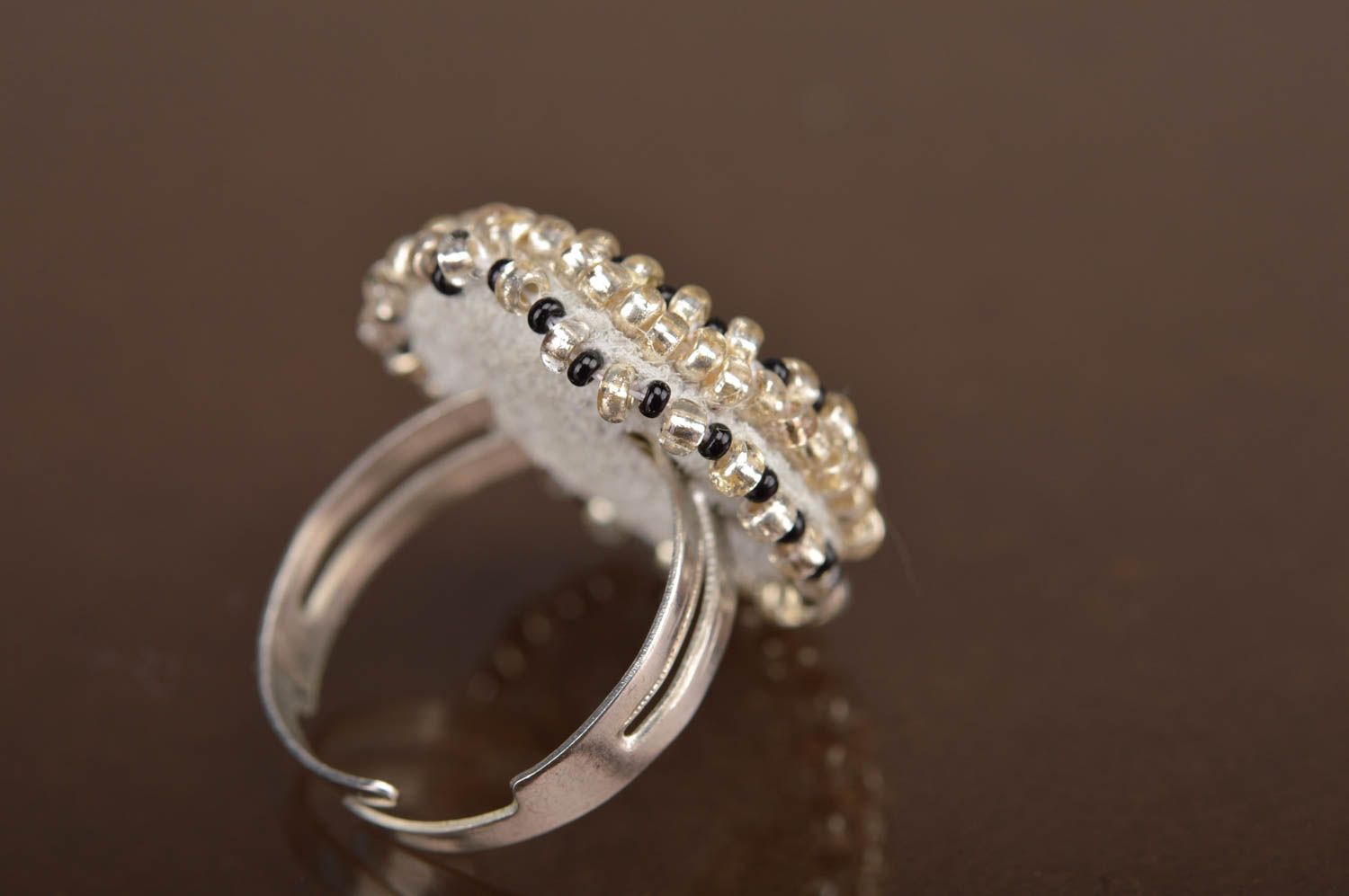 Прозрачное кольцо из бисера и кристалла ручной работы авторского дизайна фото 4
