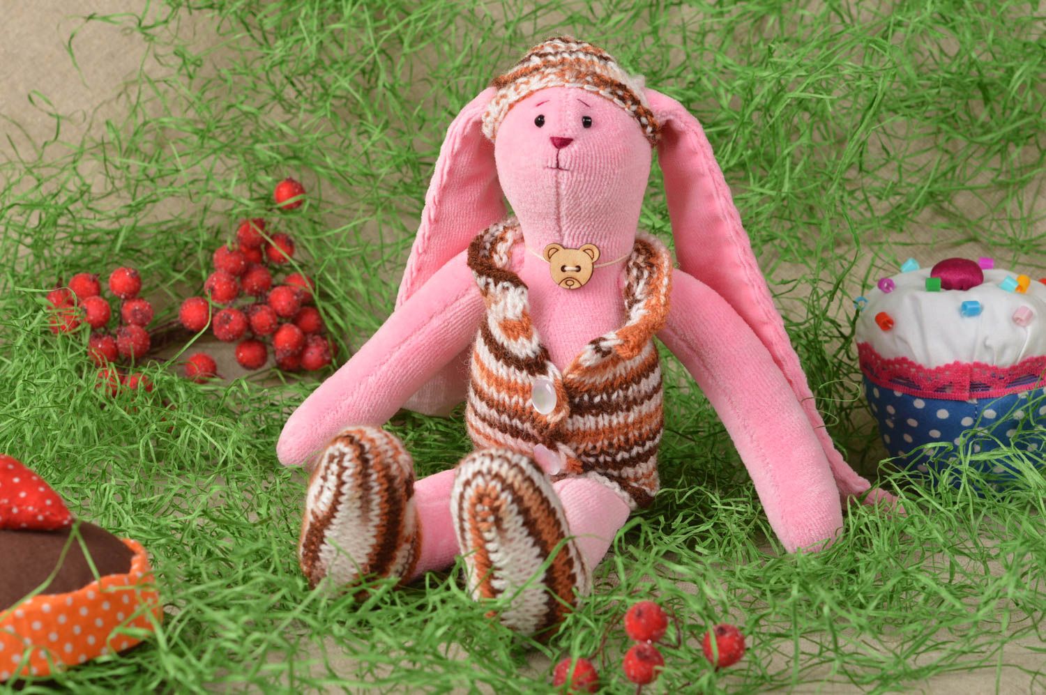 Doudou lapin rose fait main Peluche en tissu avec tenue tricotée Cadeau enfant photo 1
