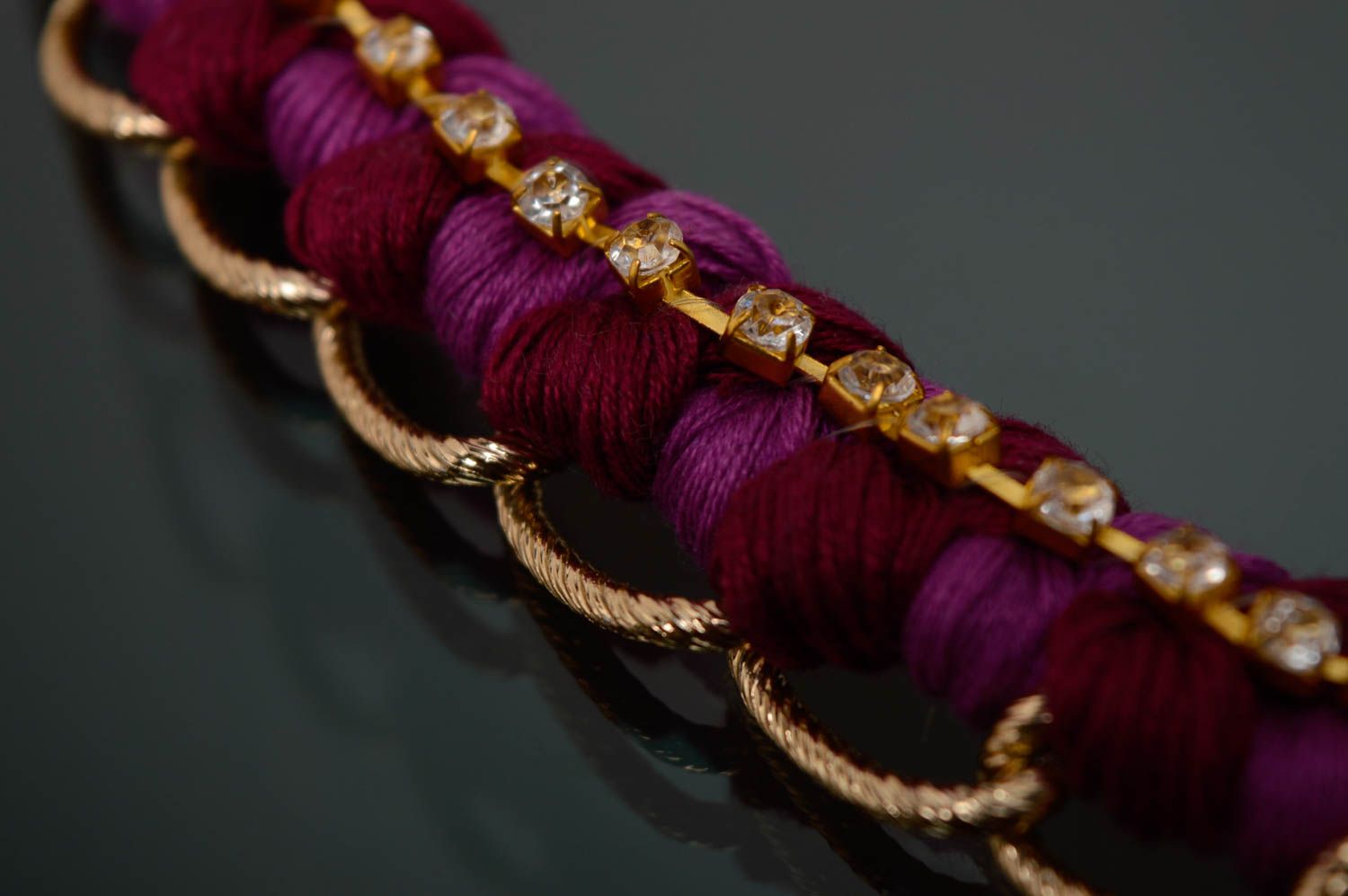 Collier en fils moulinés et chaîne fait main violet photo 3