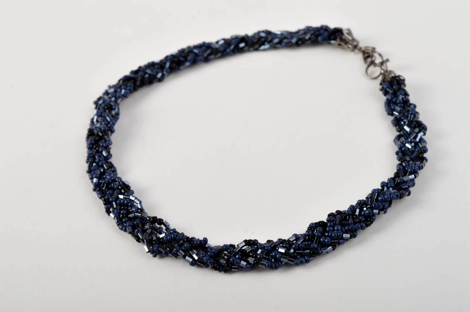 Collier en perles de rocaille Bijou fait main bleu foncé Accessoire fantaisie photo 2