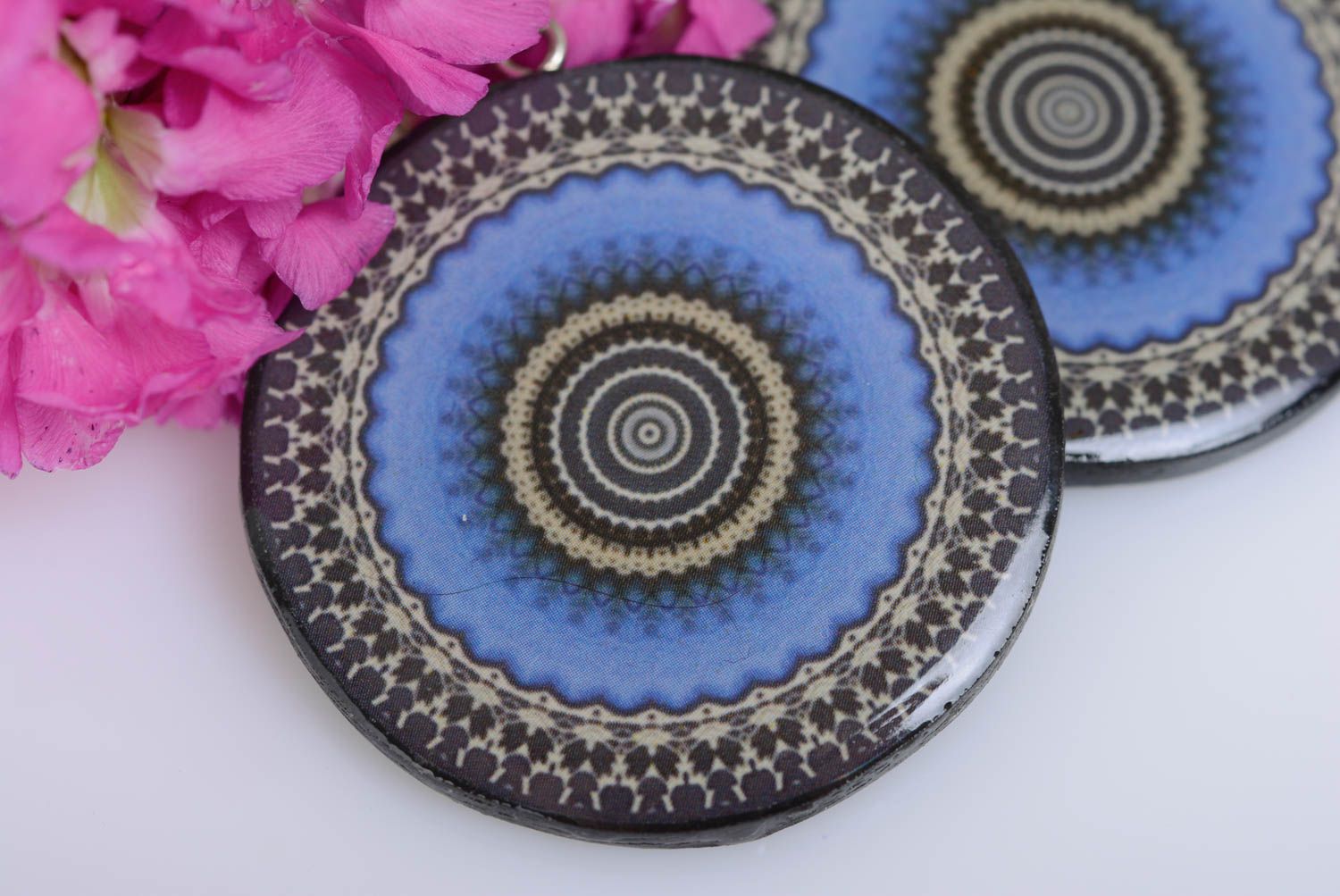 Künstlerische runde Ohrringe aus Polymer Ton in Blau mit Ornament Decoupage foto 2