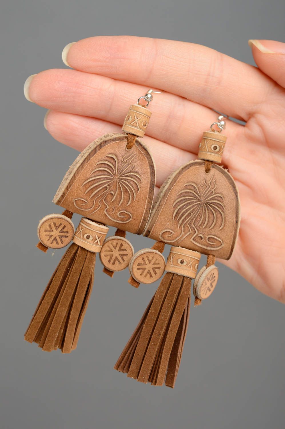 Boucles d'oreilles artisanales de cuir naturel avec ornements faites main photo 3