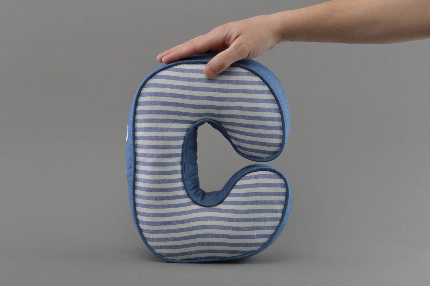 Декоративная буква-подушка С в полоску из синей натуральной ткани ручной работы фото 4