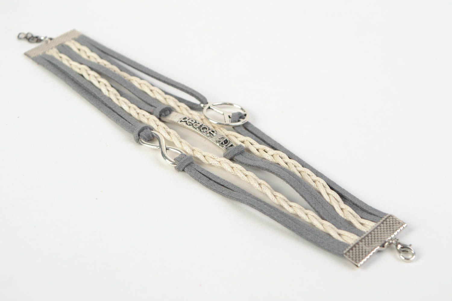 Handmade Armband aus Wildleder mit Friedenszeichen Anhänger geflochten weiß grau foto 5