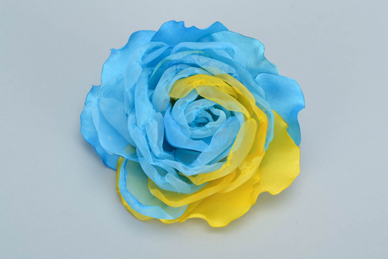 Broche para el pelo artesanal con flor de tela de colores azul y amarillo foto 2