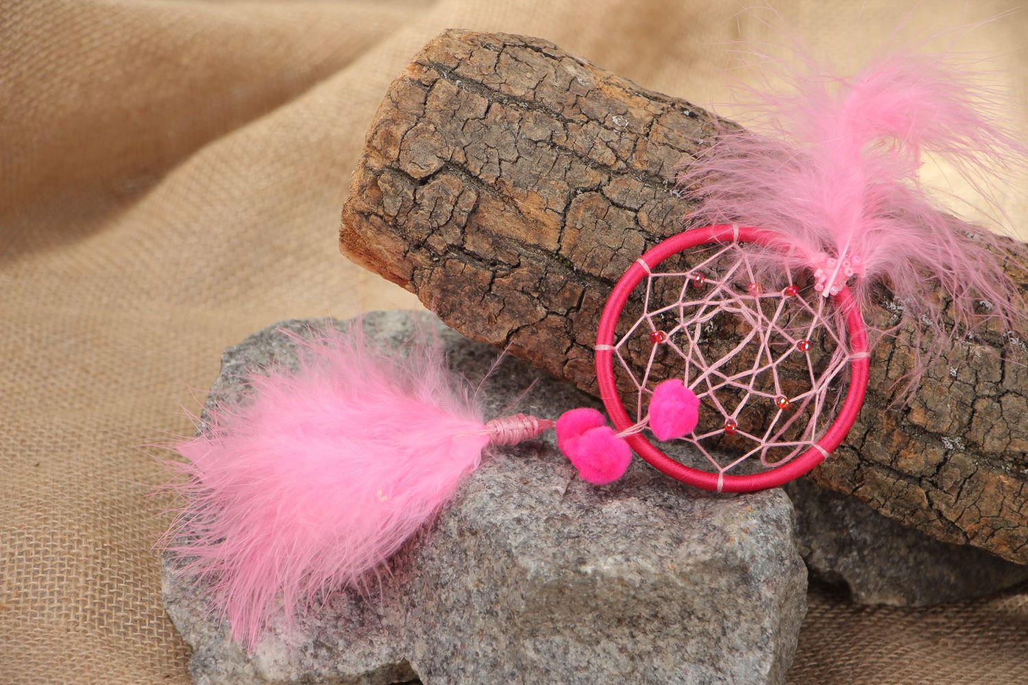 Cazador de sueños colgante decorativo de hilos con plumas de color rosado foto 1