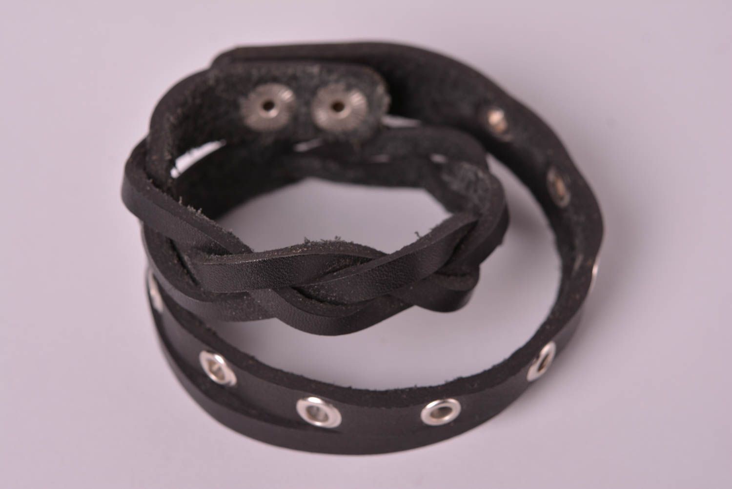 Кожаный браслет ручной работы украшение из кожи черный браслет на руку фото 3
