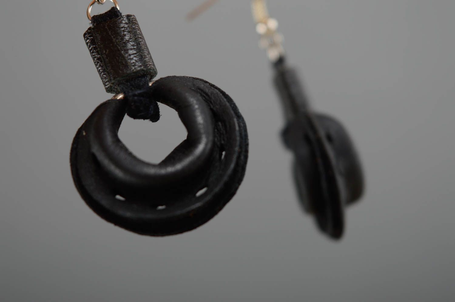 Black round leather earrings photo 5