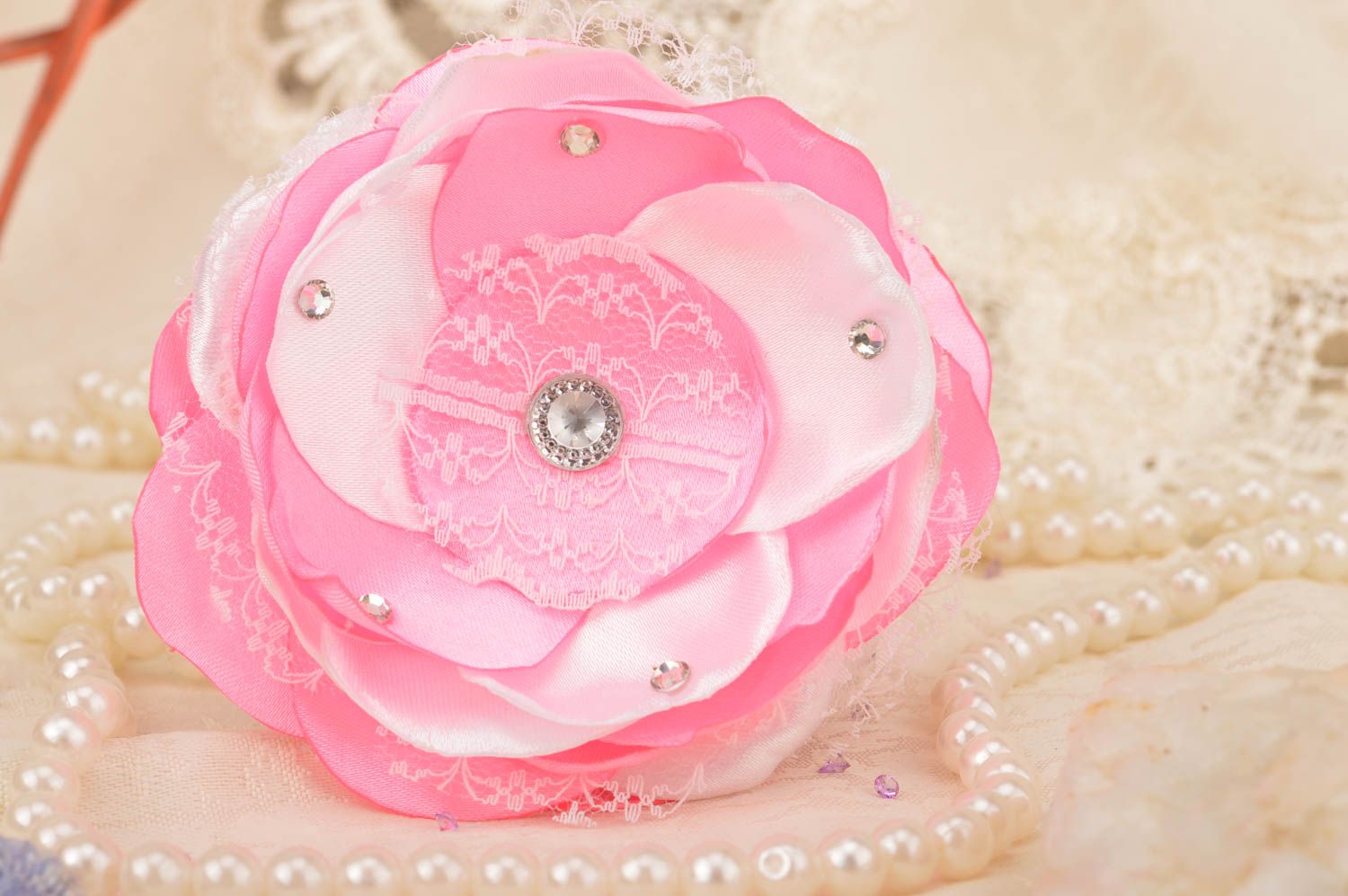 Розовая брошь цветок из атласа и кружева ручной работы нарядная для девочки фото 1