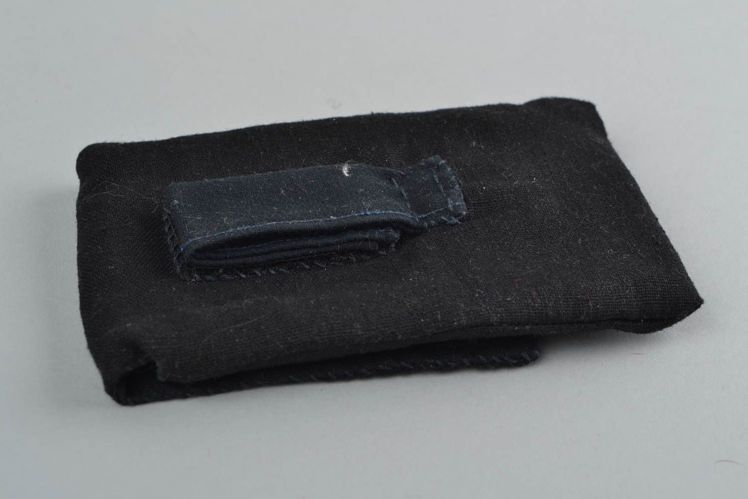 Schöne kleine ungewöhnliche schwarze Handytasche aus Stoff mit Stickerei foto 5
