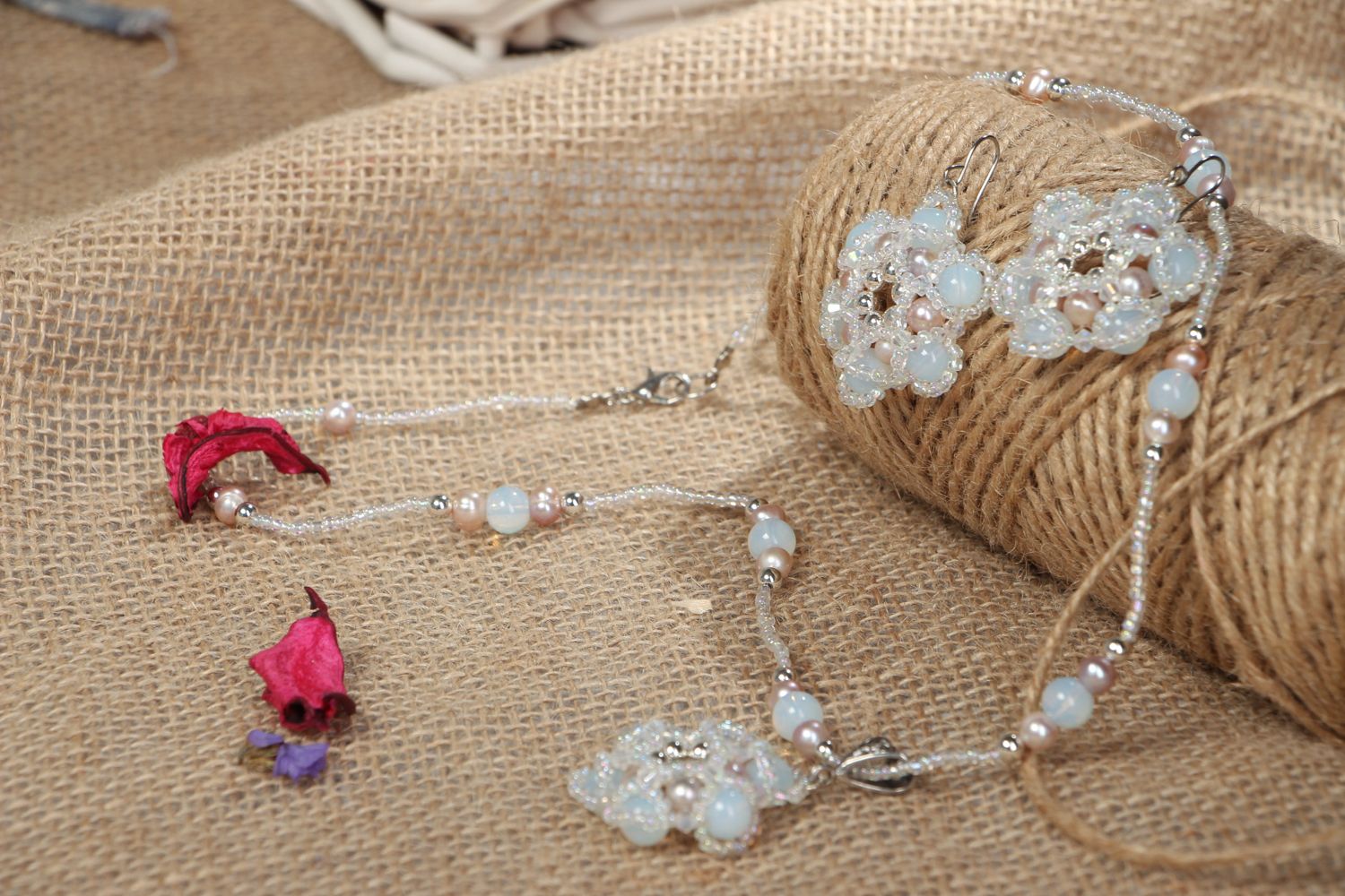 Boucles d'oreilles et collier artisanaux de perles de rocaille et pierre naturelle photo 5