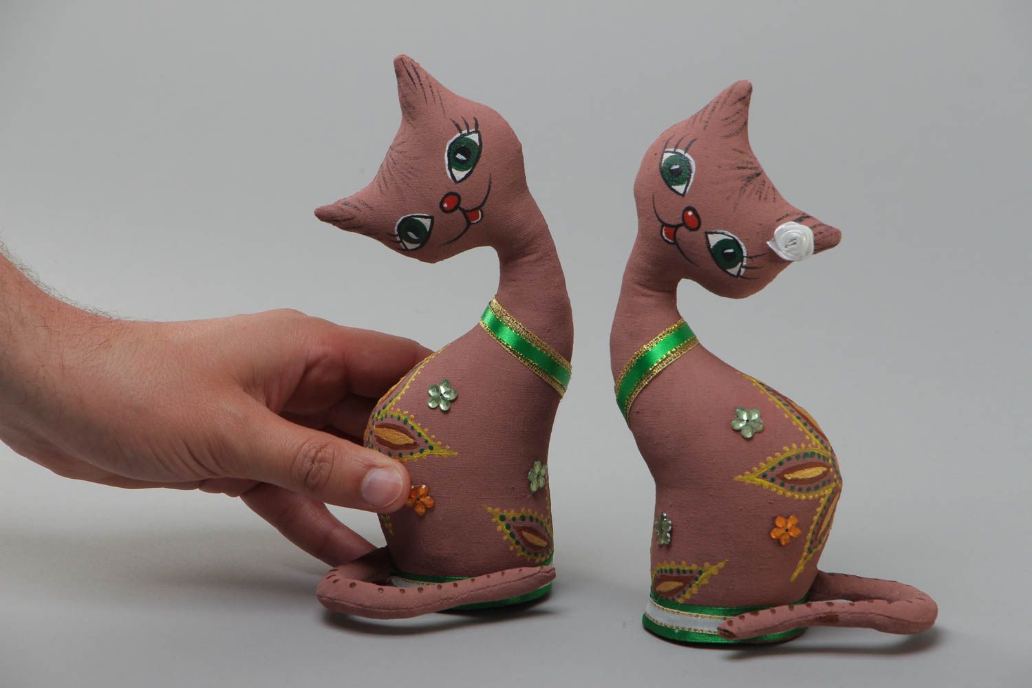 Игрушки для интерьера в виде двух котов коричневые расписные ручная работа фото 5